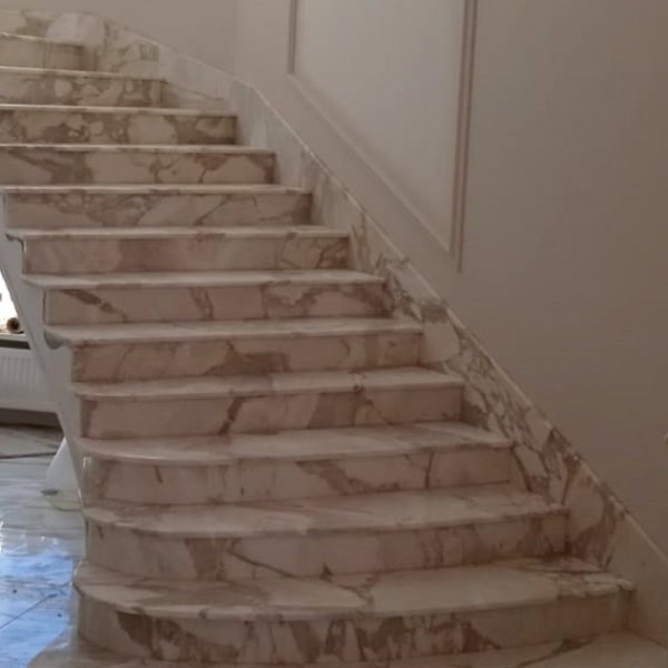 Эксклюзивная лестница из мрамора с природным узором