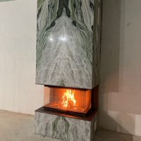 Трехсторонний камин из мрамора Оникс Аквамарин