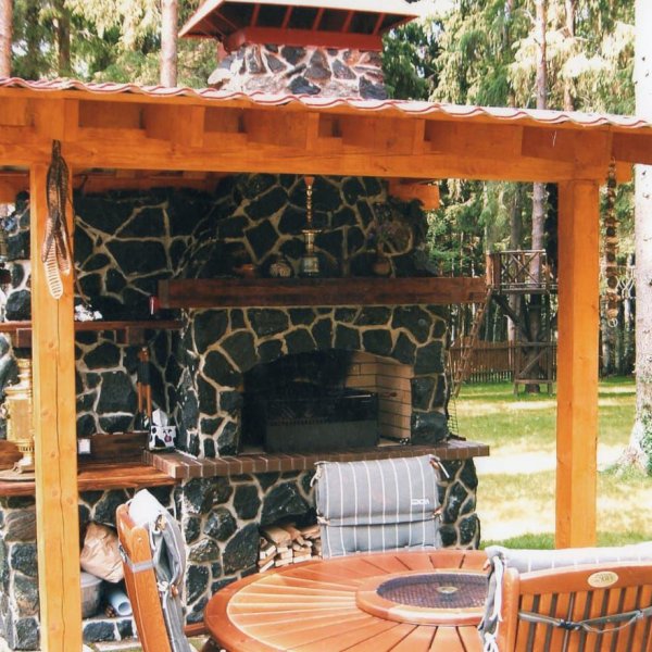 Небольшая печь с декоративной балкой из дерева